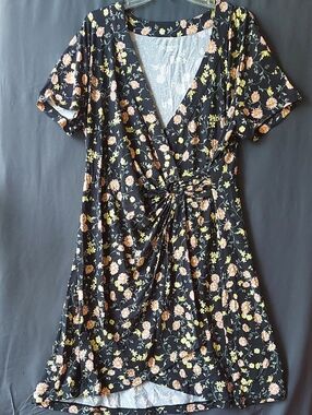 Lands' End Heather Gray Floral Tee with Pale Yellow Accents